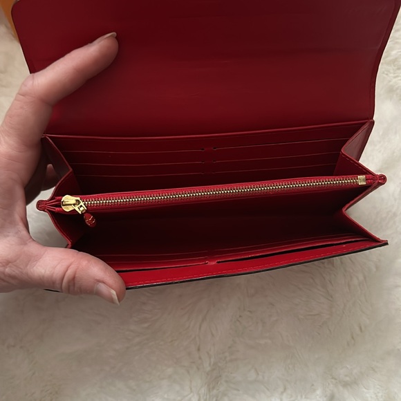 LOUIS VUITTON Red Vernis Monogram Flap wallet excellent condition - Picture 3 of 11